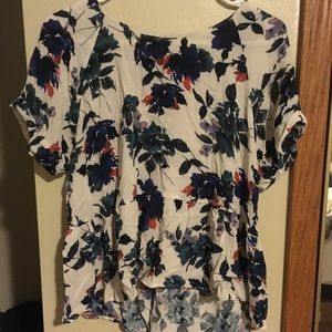 Loose-fit floral blouse!